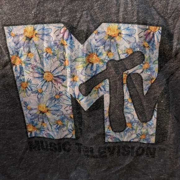 Woman. Size small unique lace trim floral pattern MTV tank top - Picture 2 of 4